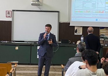 Lezione  di Conoscere la Borsa con esperti di economia e finanza al Genovesi da Vinci di Salerno